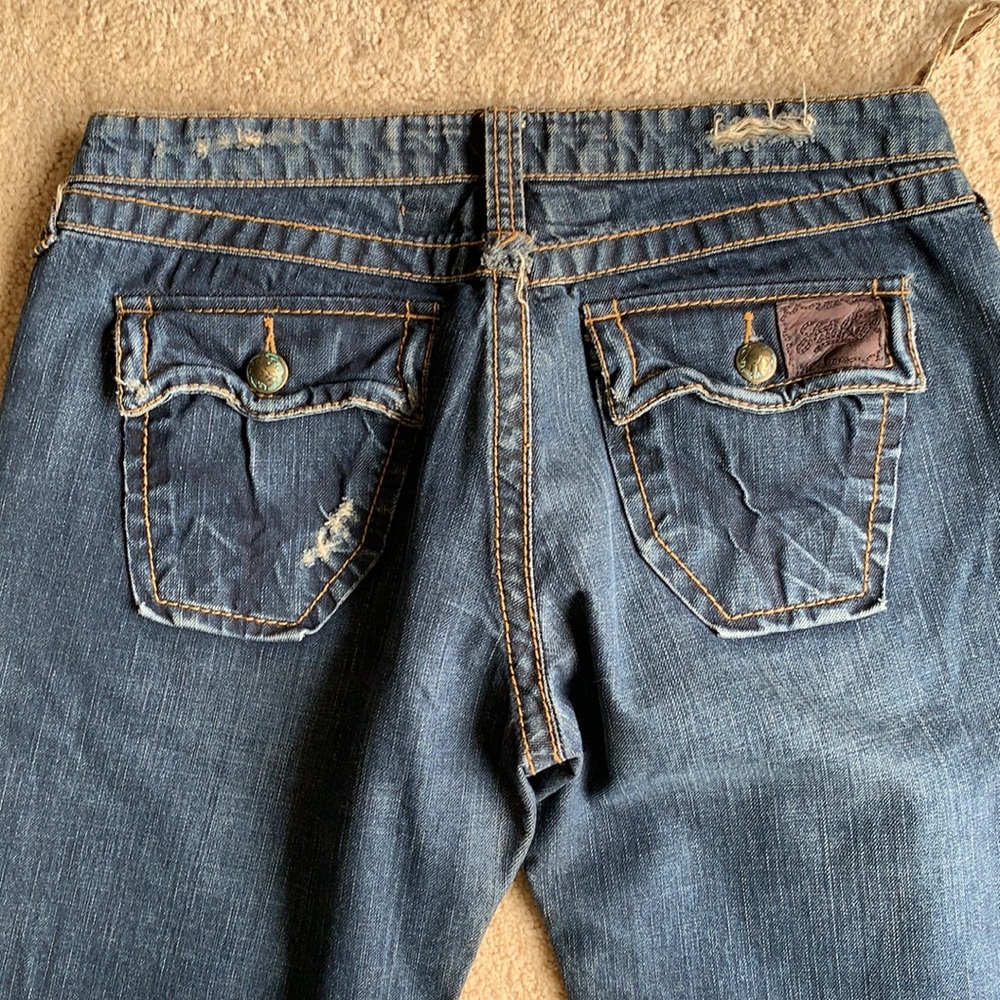Stitch’s distressed denim - Picture 7 of 7